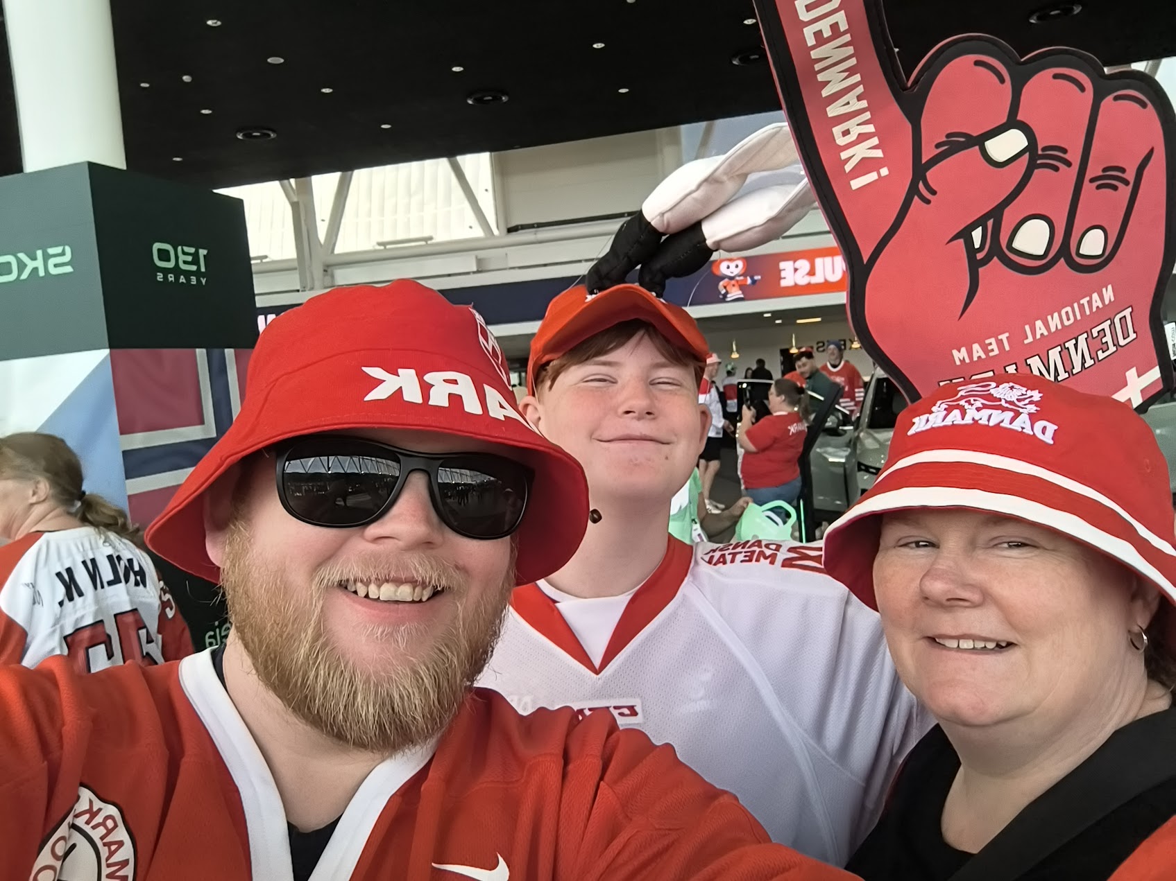 Søren Kottal with Lene and Maximilian at an ice hockey event